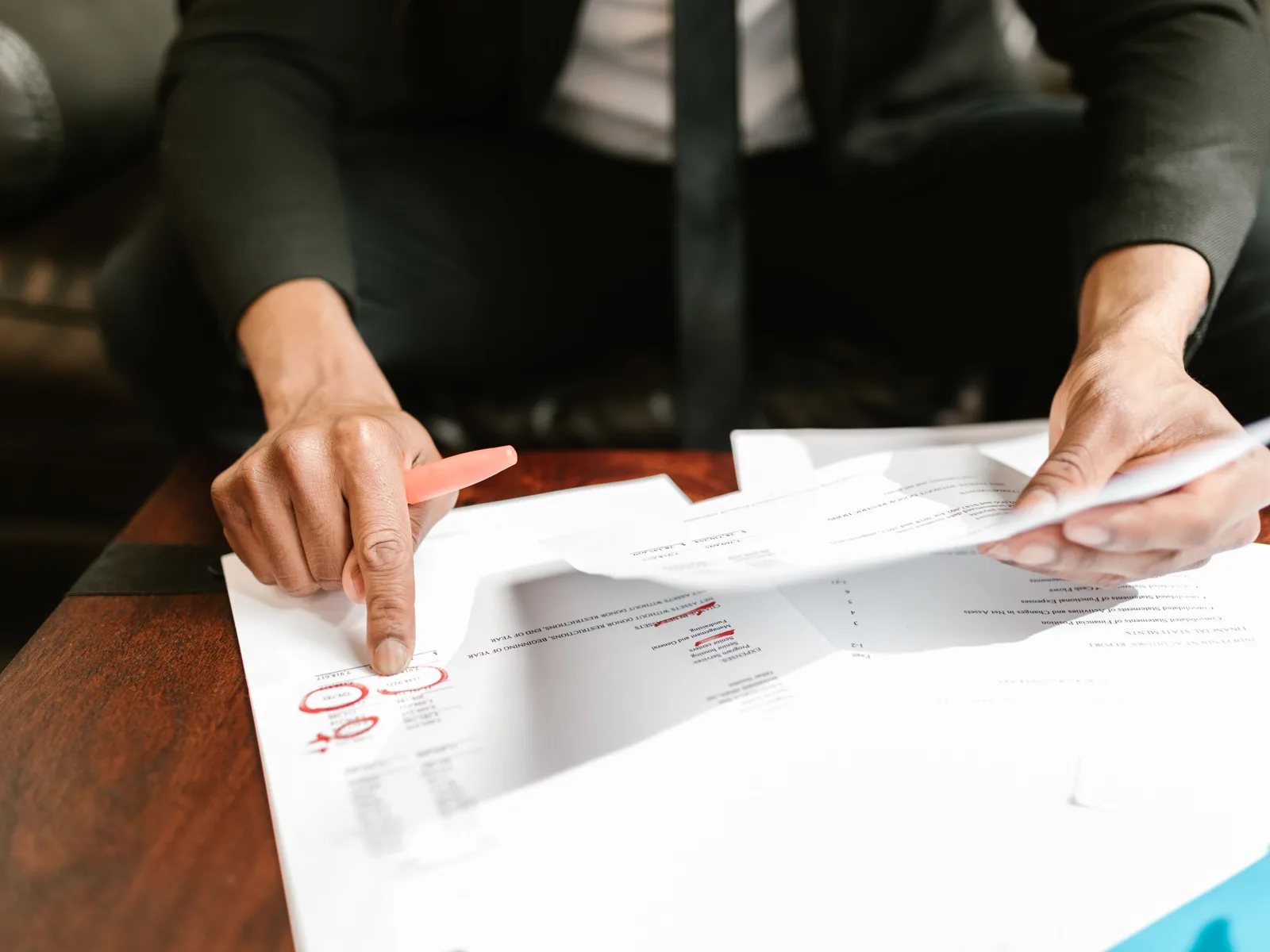 Chef d’entreprise relisant ses documents financiers à son bureau